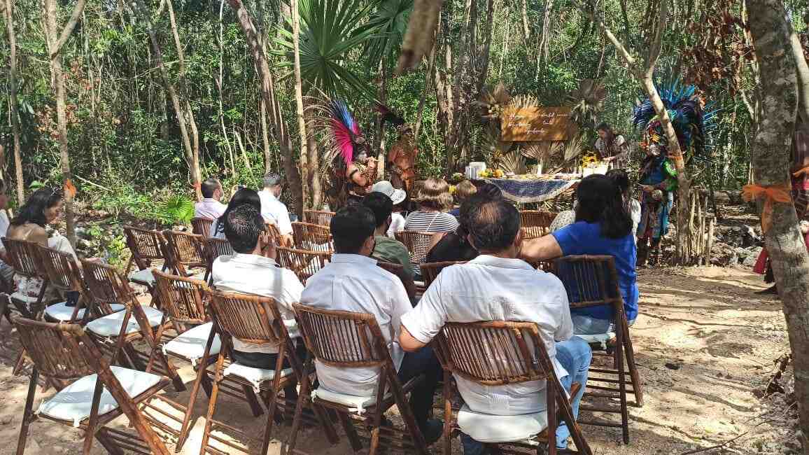 Imagen de personas en un bosque